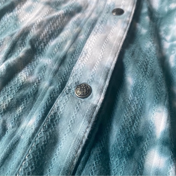 Wrangler Teal & White Tie-Dye Beaded Long Sleeve Western Snap Shirt - Picture 2 of 12
